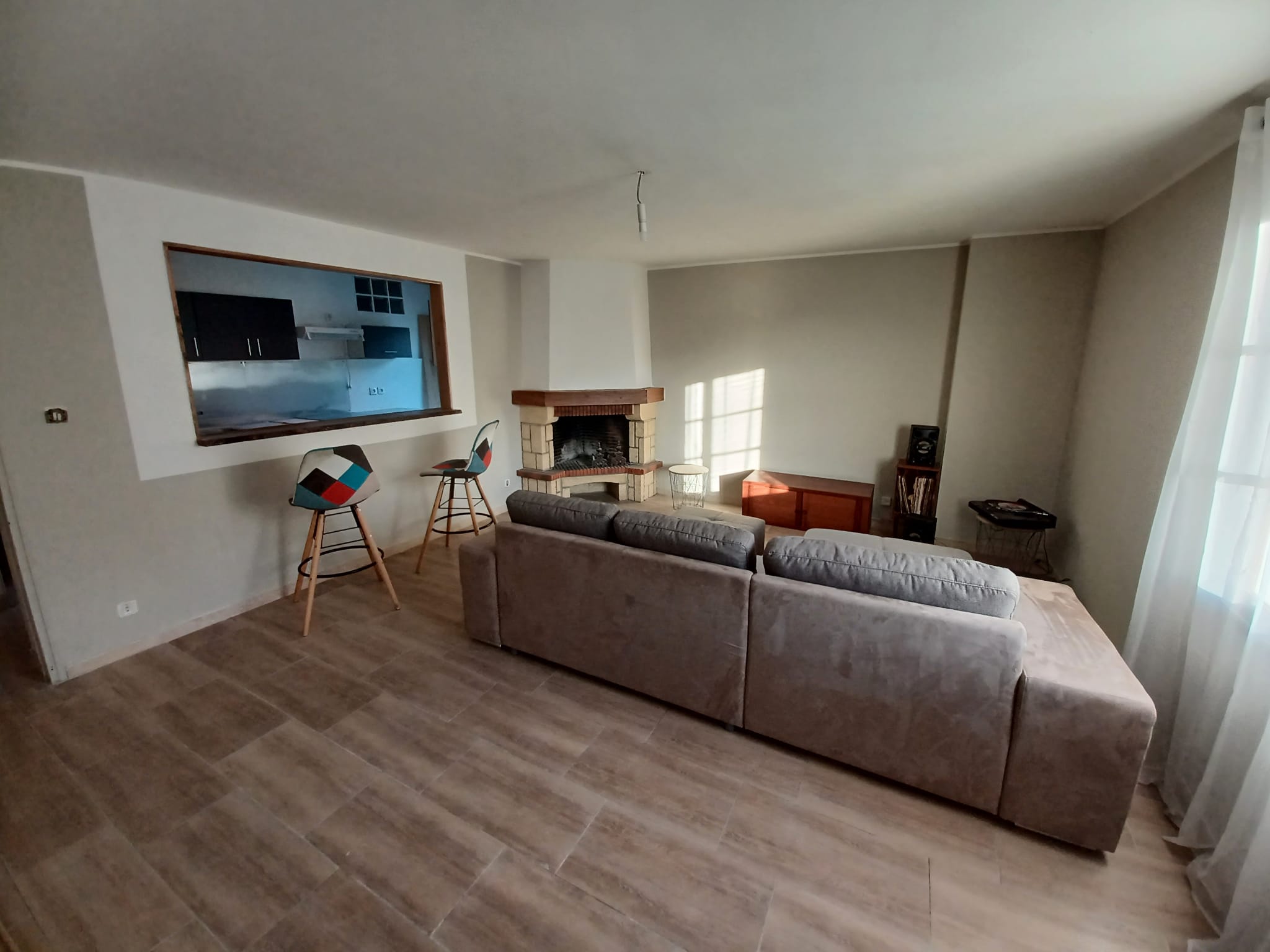 Salon TV et cheminée